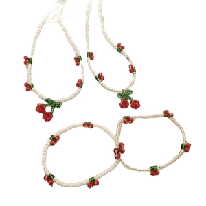 Ensemble collier et bracelet en perles fait main avec perles blanches et motifs cerise
