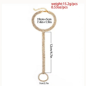 Vue détaillée du bracelet bague doré serti de strass avec dimensions et mesures précises