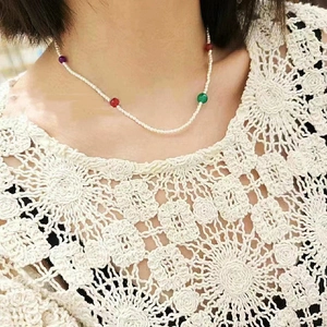 Collar de perlas de verano con ágatas de colores sobre un top de encaje vintage