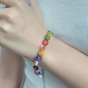 Bracciale da donna in perle di vetro millefiori colorate con catena in metallo argento