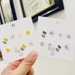 Dettaglio del set di orecchini a lobo in argento 925 con tulipani e farfalle colorate