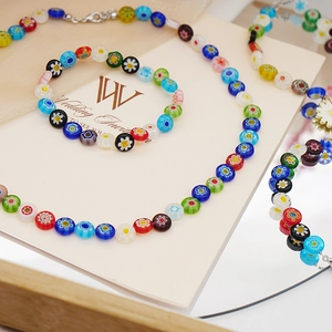 Dettaglio del set di gioielli in vetro Millefiori con collana e due braccialetti
