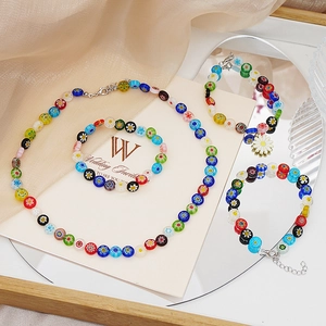 Dettaglio di un set di gioielli in vetro millefiori colorati con collana e bracciali