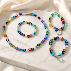 Set collana e braccialetto di perline floreali colorate con ciondolo a margherita bianca