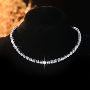 Détail du collier tennis en zircon carré 5mm sur présentoir noir au fini luxueux