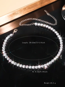 Détail du collier choker avec zircons de 5mm, fermoir homard et chaîne ajustable