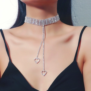 Detalle del collar choker de diamantes de imitación con elegantes colgantes de corazón