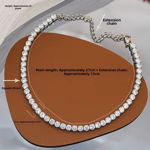 Détail du collier tennis en zircon carré 5mm avec chaîne de 27cm et rallonge de 15cm