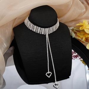 Gargantilla de strass brillante con colgante de corazón y borlas en soporte negro