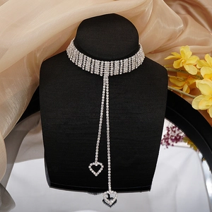 Detalle de gargantilla plateada con borlas de corazón y diamantes de imitación brillantes