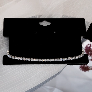 Détail du collier tennis en zircon carré 5mm sur carte de présentation en velours noir