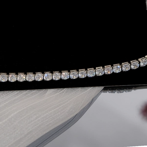 Détail du collier tennis avec oxydes de zirconium carrés 5mm et monture à griffes argentées