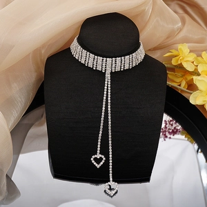 Gargantilla plateada brillante con strass, borlas dobles y colgantes de corazón