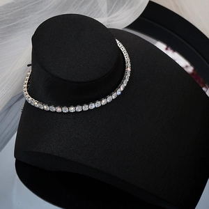 Collier ras du cou tennis avec zircons carrés de 5mm sur support de présentation noir