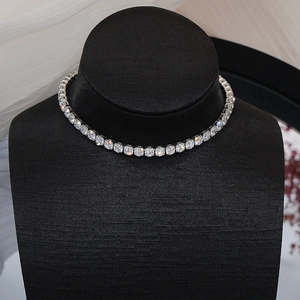 Détail du collier tennis 5mm en argent serti de zircons carrés sur buste en velours