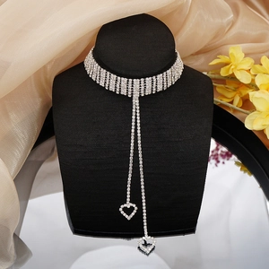 Primer plano de gargantilla de strass brillante con colgantes dobles de corazón