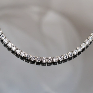 Détail du collier tennis en zircon de 5mm avec sertissage à griffes en argent poli
