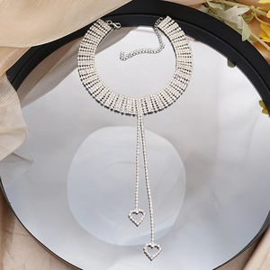 Primer plano de gargantilla de pedrería brillante con corazones y flecos elegantes