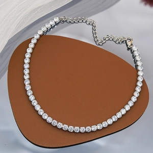 Détail du collier tennis argenté avec zircons ronds et fermoir mousqueton solide