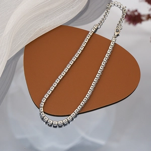 Détail du collier tennis argenté avec zircons carrés et fermoir mousqueton ajustable