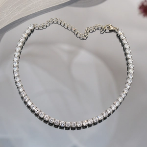 Vue détaillée du collier tennis en zircone 5mm avec fermoir mousqueton argent et chaînette