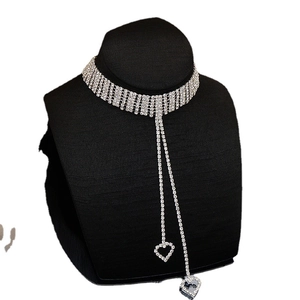 Gargantilla de diamantes de imitación con colgantes de corazón azul en busto de terciopelo negro