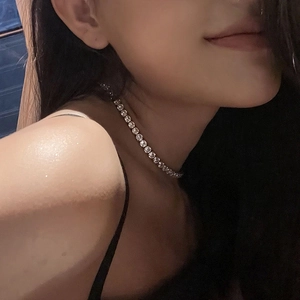 Vue détaillée d'un collier tennis en argent avec zircons de 5mm sur le cou du modèle