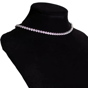 Élégant collier tennis en argent avec zircons cubiques de 5 mm sur présentoir noir