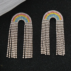 Luxuriöse Regenbogen-Strass-Ohrringe mit bunten Kristall-Quasten auf schwarzem Grund