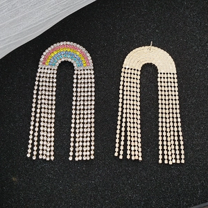 Detailansicht der Regenbogen-Strass-Quastenohrringe mit Goldlegierung und Kristallen