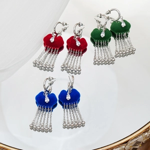 Drie paar elegante S925 zilveren kwastjes oorbellen met rode groene en blauwe wolken