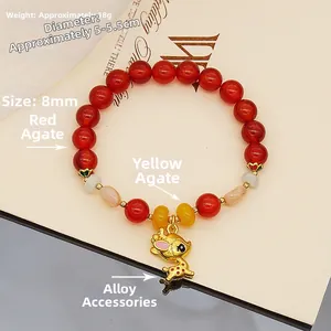 Nahaufnahme von rotem Achat Armband mit goldenem Hirsch Anhänger wiegt 18 Gramm