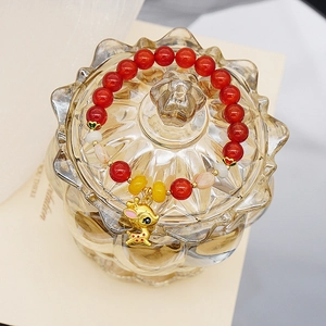 Armband aus roten Achatperlen mit Bernstein und süßem goldenen Hirsch-Anhänger für Glück