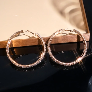 Overdreven C-vormige gouden oorringen met fonkelende strass-steentjes voor dames