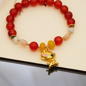 Achat-Perlenarmband mit Honigwachs und weißer Jade sowie einem niedlichen Goldhirsch-Anhänger