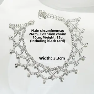 Détails des dimensions du collier en strass : 26 cm de long avec une extension de 10 cm