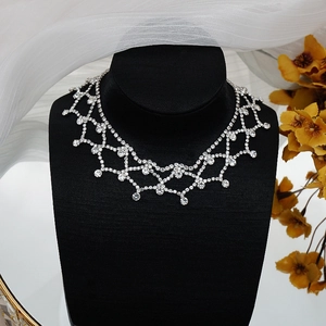Gros plan exquis du collier en maille strass argentée avec pendentifs en cristal