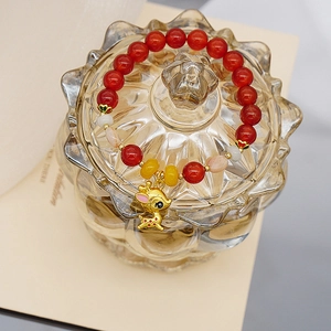 Armband aus Achat und Bienenwachs mit niedlichem goldenem Hirschanhänger als Glücksbringer
