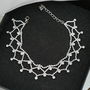 Détail d'un collier en maille strass argenté avec fermoir mousqueton dans son coffret