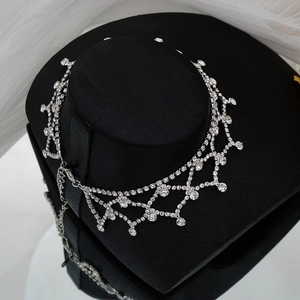 Vue détaillée du collier en résille de strass argentés sur un présentoir noir