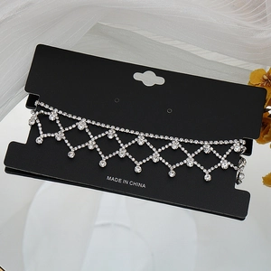 Vue détaillée du collier ras de cou en argent avec strass scintillants et pendentifs