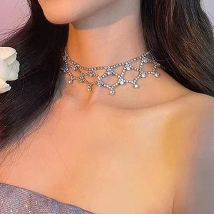Gros plan détaillé du collier choker en strass étincelant sur un mannequin