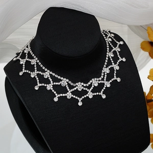 Collier ras de cou en strass étincelants avec franges en cristal sur mannequin noir