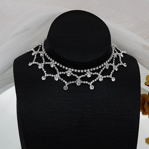 Collier en maille strass argentée scintillante avec franges sur buste en velours noir