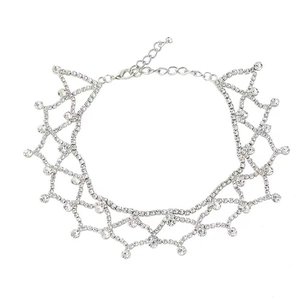 Collier ras de cou en maille argentée avec strass étincelants et pampilles en cristal