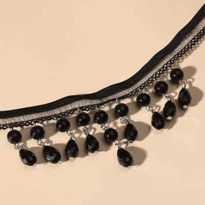 Ras du cou élégant en dentelle noire avec perles de cristal et design gothique chic