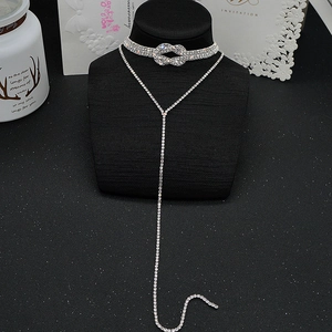 Ensemble collier choker à nœud en strass et collier long en Y pour tenues de soirée