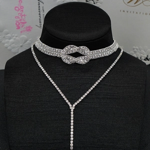 Détail de l'ensemble collier en strass argenté avec choker noué et collier à pompon en Y