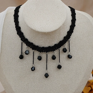 Collier ras de cou en dentelle noire élégant avec des breloques en cristal pour les soirées
