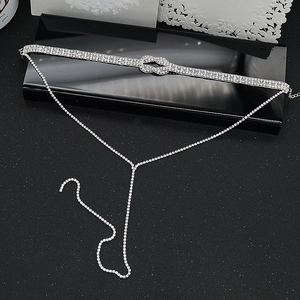 Détail du collier en strass argenté avec un nœud d'amour et un pendentif élégant en forme de Y